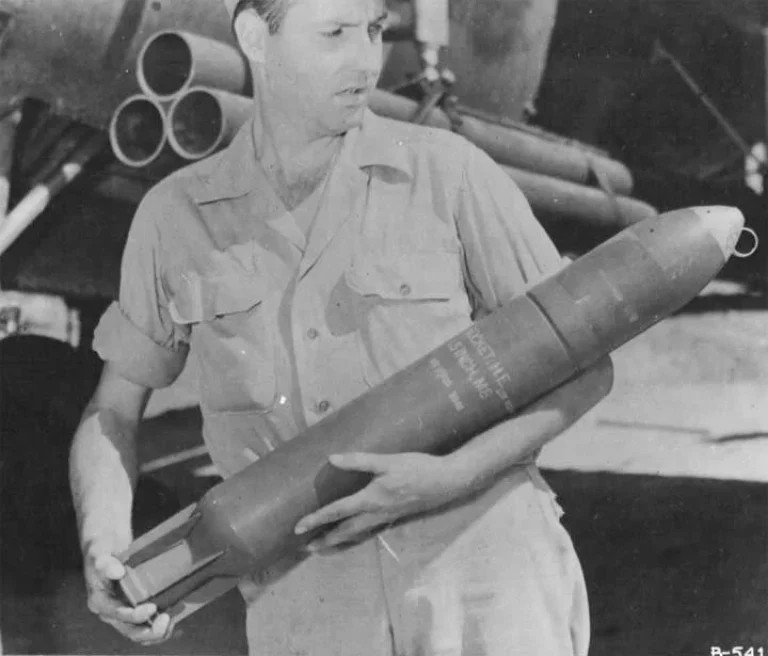 Неуправляемая авиационная ракета М8 в руках американского военнослужащего перед снаряжением в пусковую установку трубчатого типа