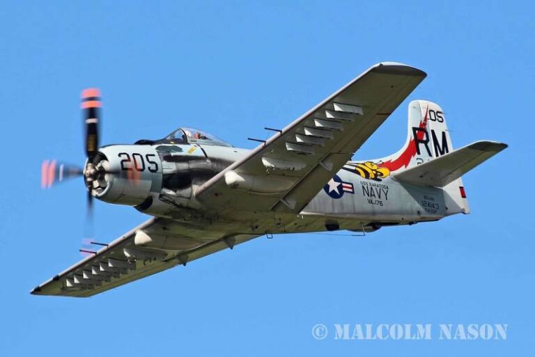 Douglas A-1 Skyraider. Видно количество узлов подвески.