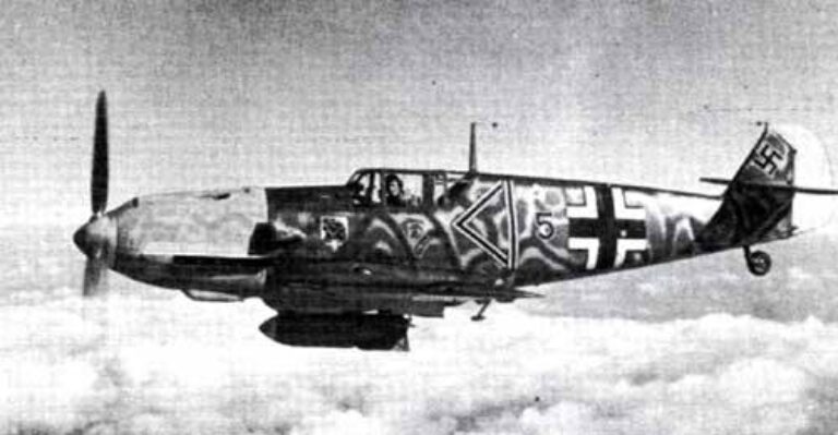 Bf 109E-4 с 250-кг бомбой летит на бомбежку в район Сталинграда