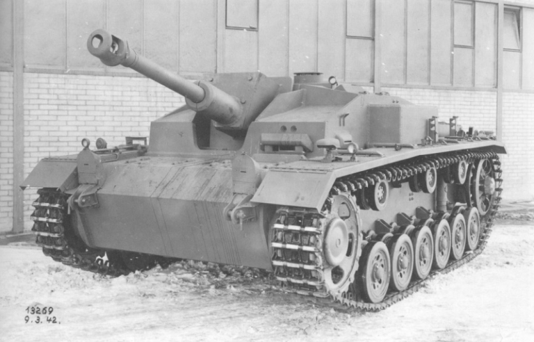 Первый StuG III Ausf. F с длинноствольным орудием, 9 марта 1942 года. Источник: Panzer Tracts