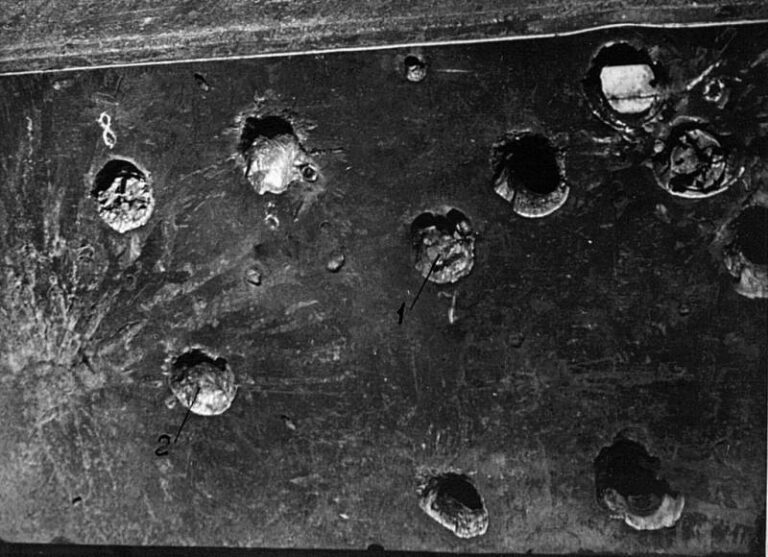 Результат обстрела, 1 и 2 – непробития 45-мм снарядов. С уязвимостью StuG III советские специалисты явно погорячились. 