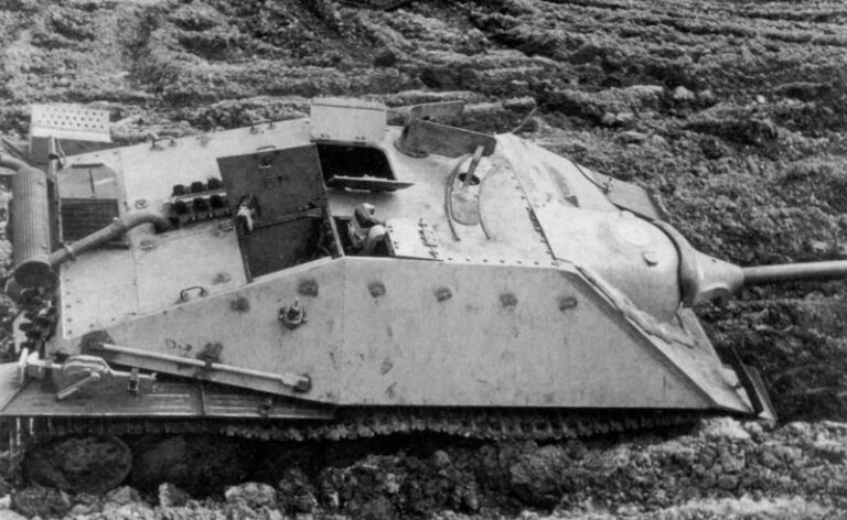 Jagdpanzer 38 в естественной среде обитания. Обратите внимание, как неудобно расположено место командира. 