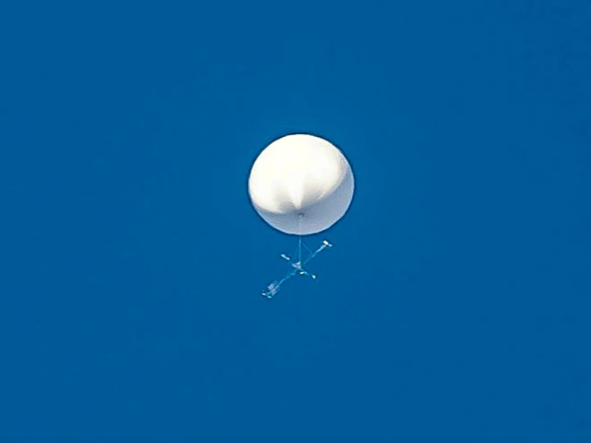 Как выглядит метеозонд. Метеозонд НЛО. Метеорологический шар в небе. Белый шар в небе НЛО. Метеорологический зонд.