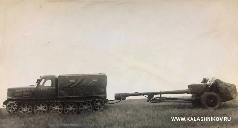 Буксировка 100-мм пушки Д-60 гусеничным тягачом. Архивный снимок из отчёта об испытаниях