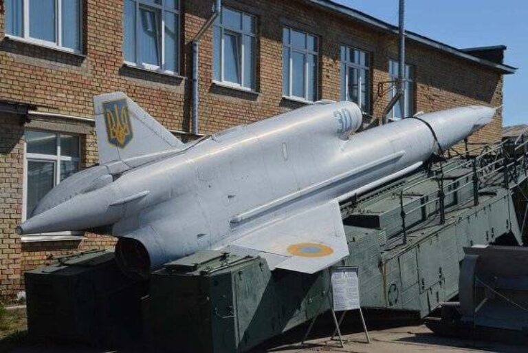 Украинский БПЛА Ту-141 на пусковой установке в музейной экспозиции