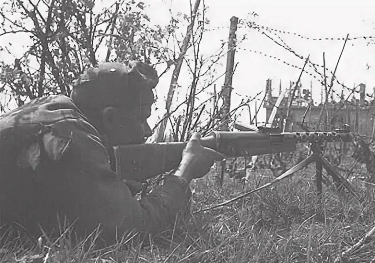 Болгарский военнослужащий ведёт огонь из пистолета-пулемёта ZK-383