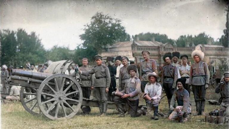 Артиллеристы белой Добровольческой армии у 122-мм гаубицы образца 1909 года, 1919 год.