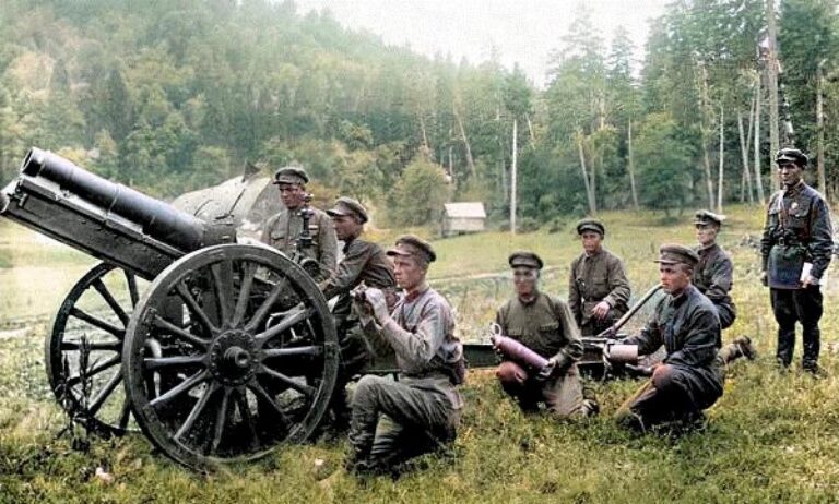 Середина 1930 -х годов. Артиллеристы РККА на учебных стрельбах из гаубицы образца 1909 года.