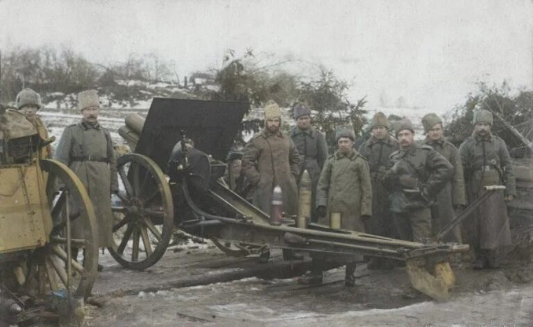 Русские артиллеристы у 48-линейной полевой гаубицы образца 1910 года. Снимок периода Первой мировой войны