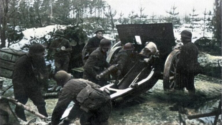 Советские артиллеристы ведут огонь из 122-мм гаубицы обр.1910/30 гг., Советско-финская война 1939-1940 гг.