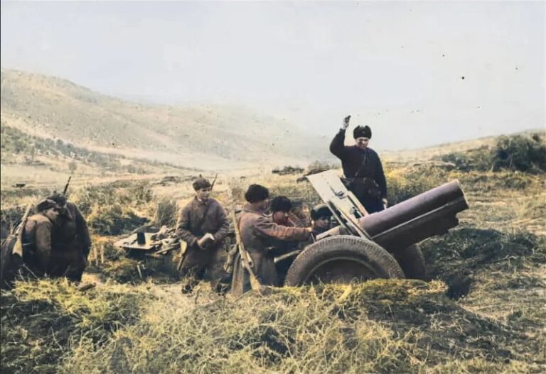 1942 год. Расчет 122-мм гаубицы обр. 1910/30 гг. ведет огонь по врагу