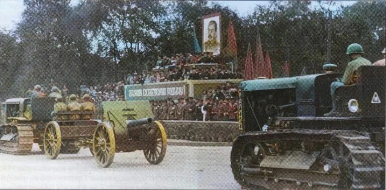122-мм гаубицы образца 1910/30 гг. на параде по случаю окончания войны с Японией, г. Уссурийск, сентябрь 1945 года