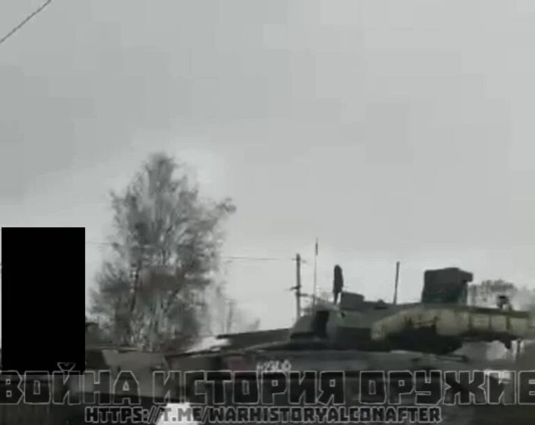 Танк Т-14 и БРЭМ Т-16 (на заднем плане, частично закрыта "цензурой")