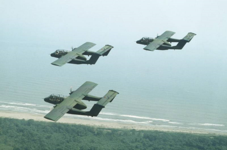     Лёгкие штурмовики OV-10А из состава 27-й авиационной эскадрильи тактической поддержки ВВС США в воздушном пространстве Гондураса, май 1988 года     