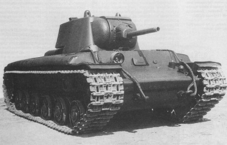 (Тяжёлый танк КВ-1 с явно слабенькой для тяжёлого танка 76 мм пушкой Л-11)