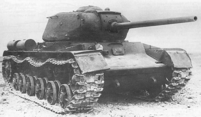 (КВ-85 – танк который был бы идеальным летом 41-го, но в 43-ем, он уже не отвечал требованиям и быстро сошёл со цены)