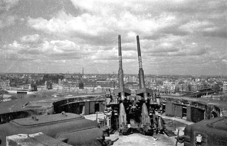 Зенитная установка 12.8 см Flakzwilling 40/2 (с нем. «близнецы») на «зенитной» башне. Берлин, 1945 год. Для вооружения кораблей проектировались башенные спаренные установки. До окончания боевых действий был изготовлен только один прототип.