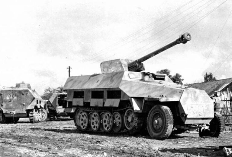 САУ Sd.Kfz.251/22, вооруженная 75-мм противотанковой пушкой 7,5 cm Pak 40