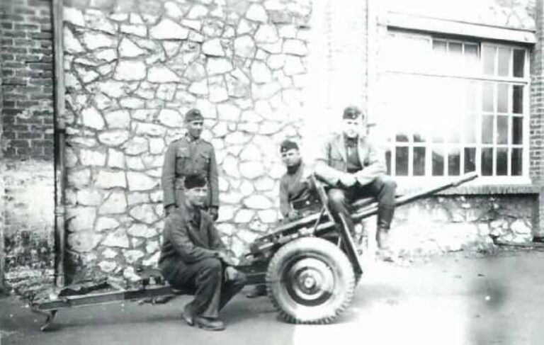 Немецкие солдаты с 37-мм орудием 3.7 cm kanon PUV. vz. 37, оснащённым колёсами с пневматическими шинами