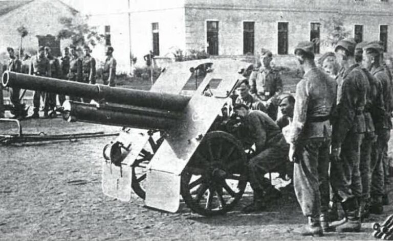 Тренировка немецких артиллеристов на гаубице 10 cm GebH 16/19(t)