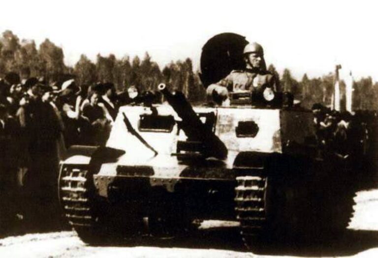 Танкетка Т-32 на предвоенном параде