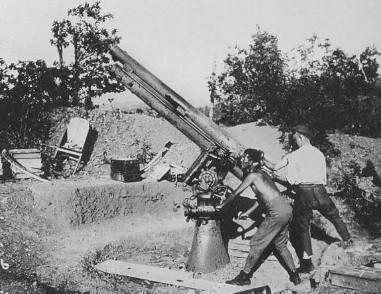 Зенитное орудие 8 cm Luftfahrzeug Abwehr-Kanone M.5/8 M.P на огневой позиции