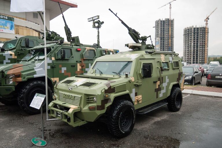 Показ бронеавтомобиля КрАЗ Cougar на выставке вооружений в Киеве