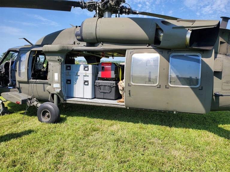 Контейнеры с комплексом V-Bat в кабине вертолета