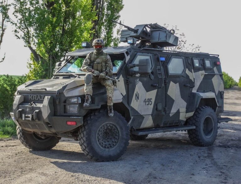 КрАЗ Spartan ранней серии в зоне АТО, батальона «Азов» с необитаемым боевым модулем оснащённым 7,62 мм пулемётом ПКТ