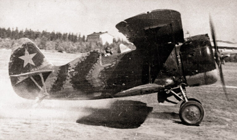И-153 из состава 7-го ИАП взлетает на боевое задание, лето 1941 г. (фото предоставлено К. Геустом)