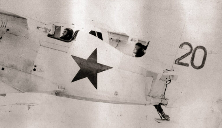 И-153 из состава 7-го ИАП в зимней маскировочной окраске на аэродроме, зима 1941–42 гг. (фото предоставлено О. Корытовым)