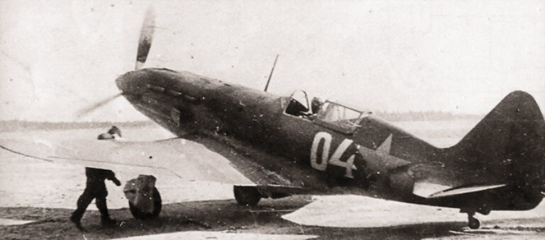 Подготовка МиГ-3 из состава 7-го ИАП к боевому вылету на полевом аэродроме, лето 1941 г. (K. Geust & G. Petrov, «Red Stars In The Sky»)