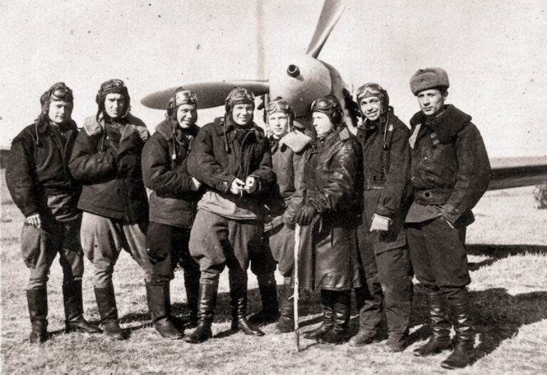 Группа летного состава 14-го Гв.ИАП у самолета Як-9Т, 1944 г. (фото предоставлено О. Корытовым)