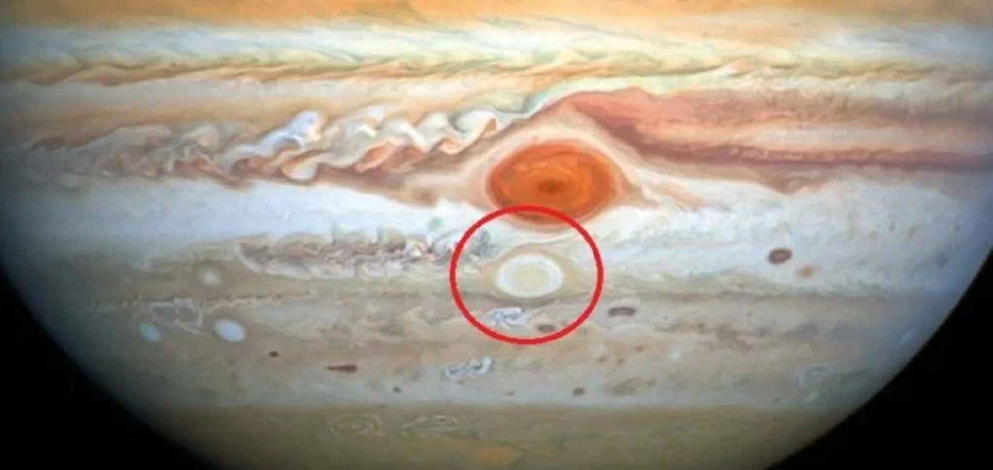 На какой планете самый большой атмосферный вихрь. Юпитер Планета красное пятно. Юпитер Хаббл. БКП Юпитера. Красное пятно Юпитера шторм.
