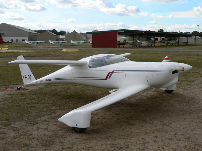 Сверхлегкий и экономичный биплан Q1 «Quickie» с нижним крылом, являющимся одновременно стойками шасси (для экономии веса) – один из первых самолетов из композитных материалов – продавался в начале 80-х годов в виде набора деталей.