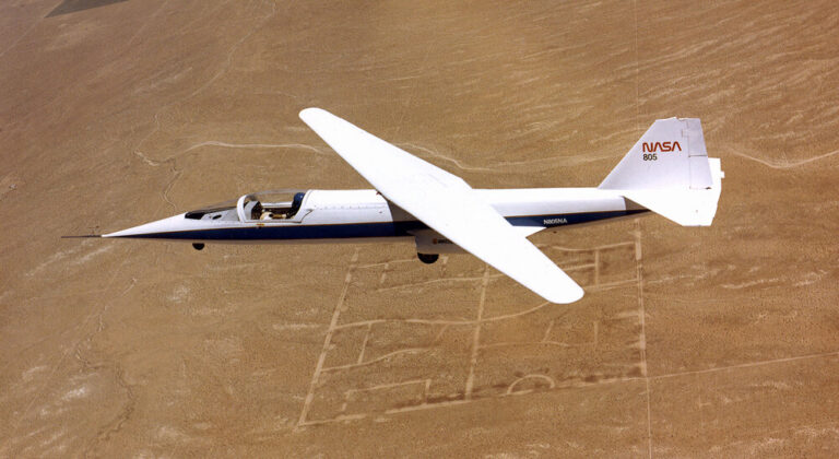 Чего стоит хотя бы «Ames AD-1» — экспериментальный самолёт с косым крылом. По сравнению с крылом симметрично изменяемой стреловидности данная схема имеет на 11-20% меньшее лобовое сопротивление, на 14% меньшую массу и на 26% меньшее волновое сопротивление.