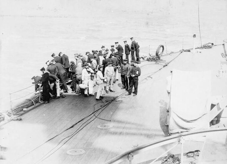 Спасенные моряки с французского броненосца "Буве" на борту "Агаменона"