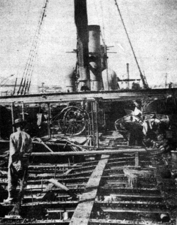 Повреждения "Лайюань" во время сражения при Ялу 17 сентября 1894 г . Деревянный настил верхней палубы полностью выгорел, стальные бимсы покоробились от жара.