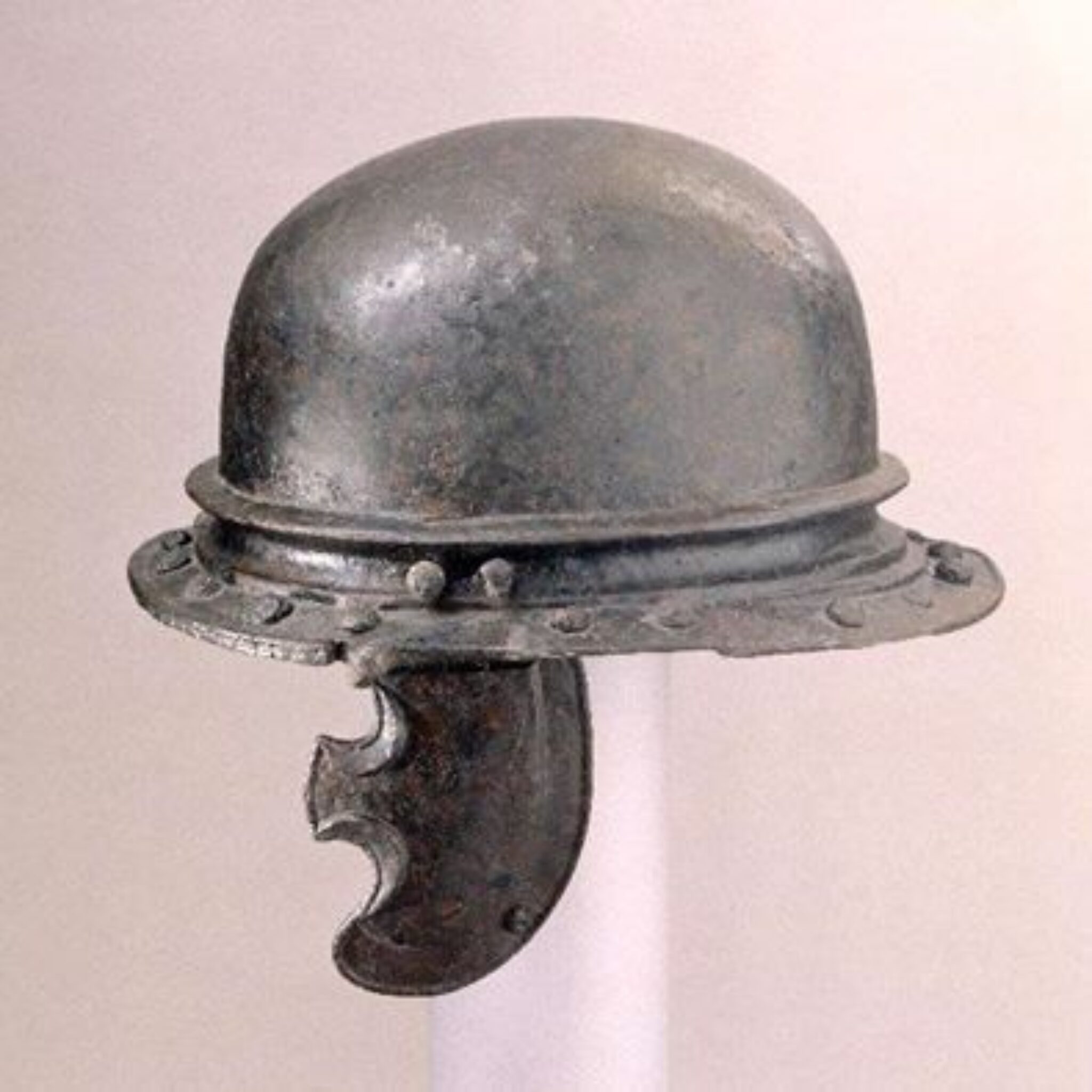 каска шлем стальной. железные каски. алюминиевая строительная каска. железные каски. железная каска.