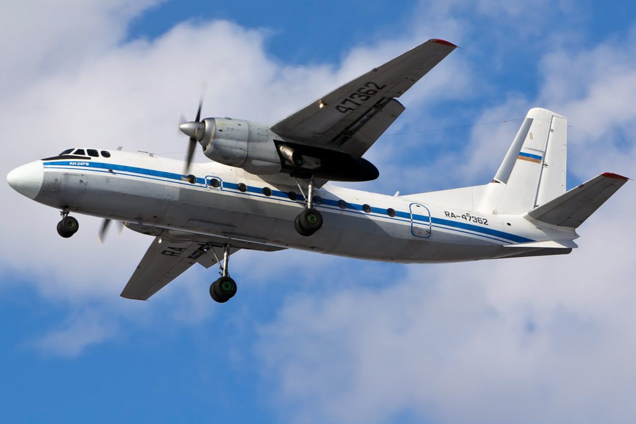 Ан 24 пассажирский самолет пассажирские самолеты. АН-24 пассажирский самолёт. АН 24 грузовой военный. Турбовинтовой самолет АН-24. АН-24 грузовой самолёт.