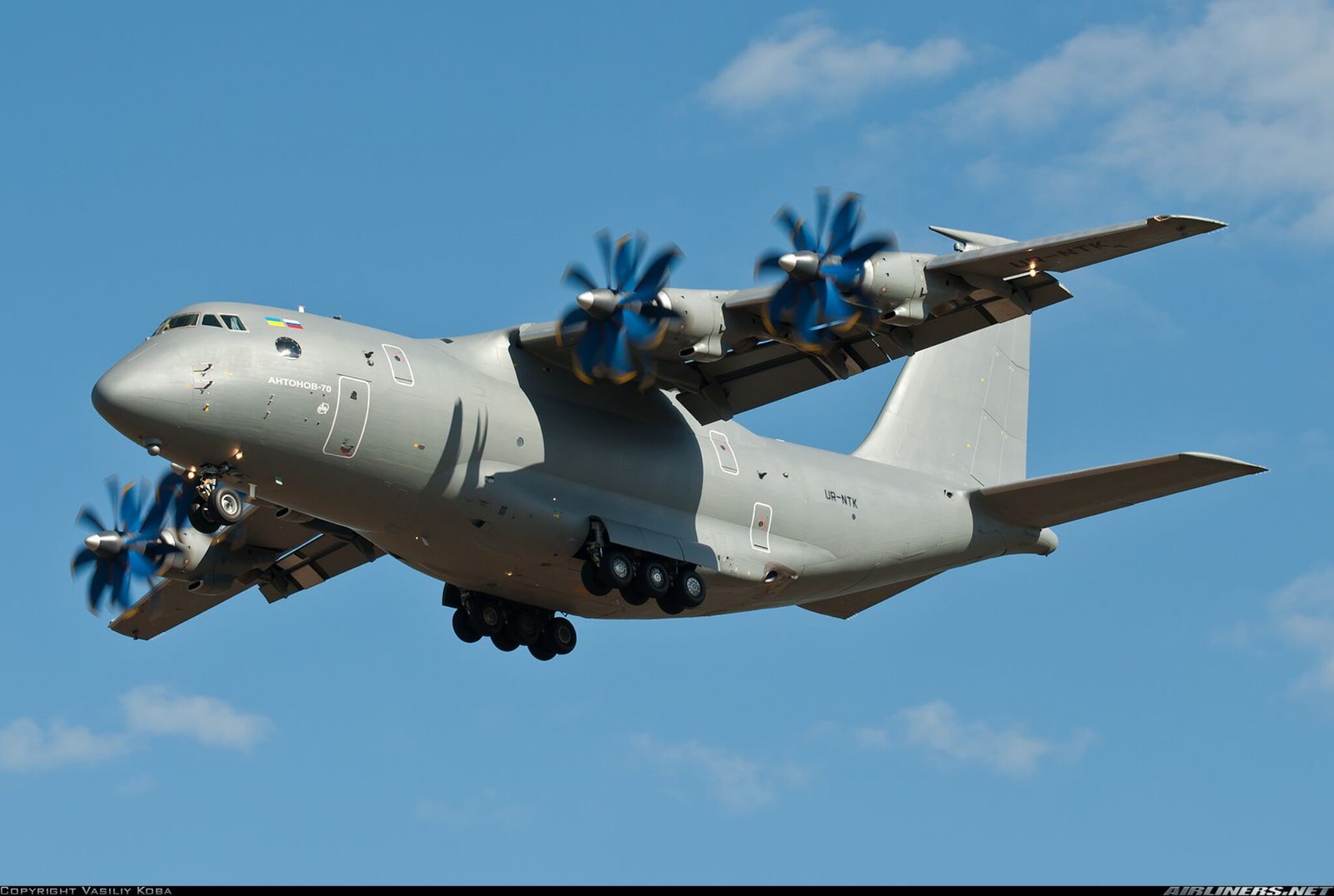 Военно транспортный самолет. АН-70 военно-транспортный самолёт. Антонов АН-70. АН-70 шасси. Самолёт Антонов 70.