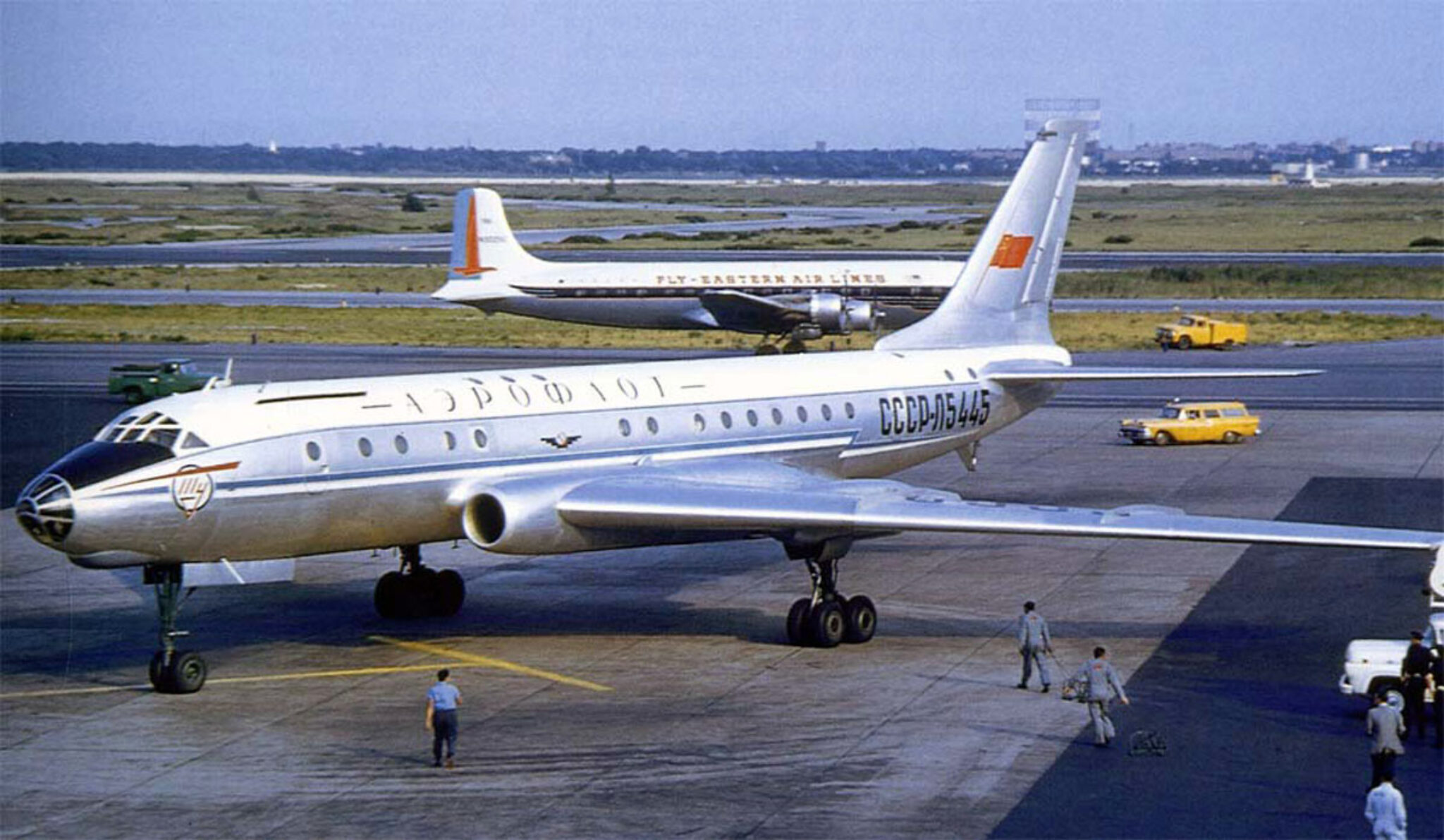 Первый реактивный пассажирский самолет. Самолет ту 104. Ту-104 пассажирский. Ту 104 1956. Ту-104 1955.