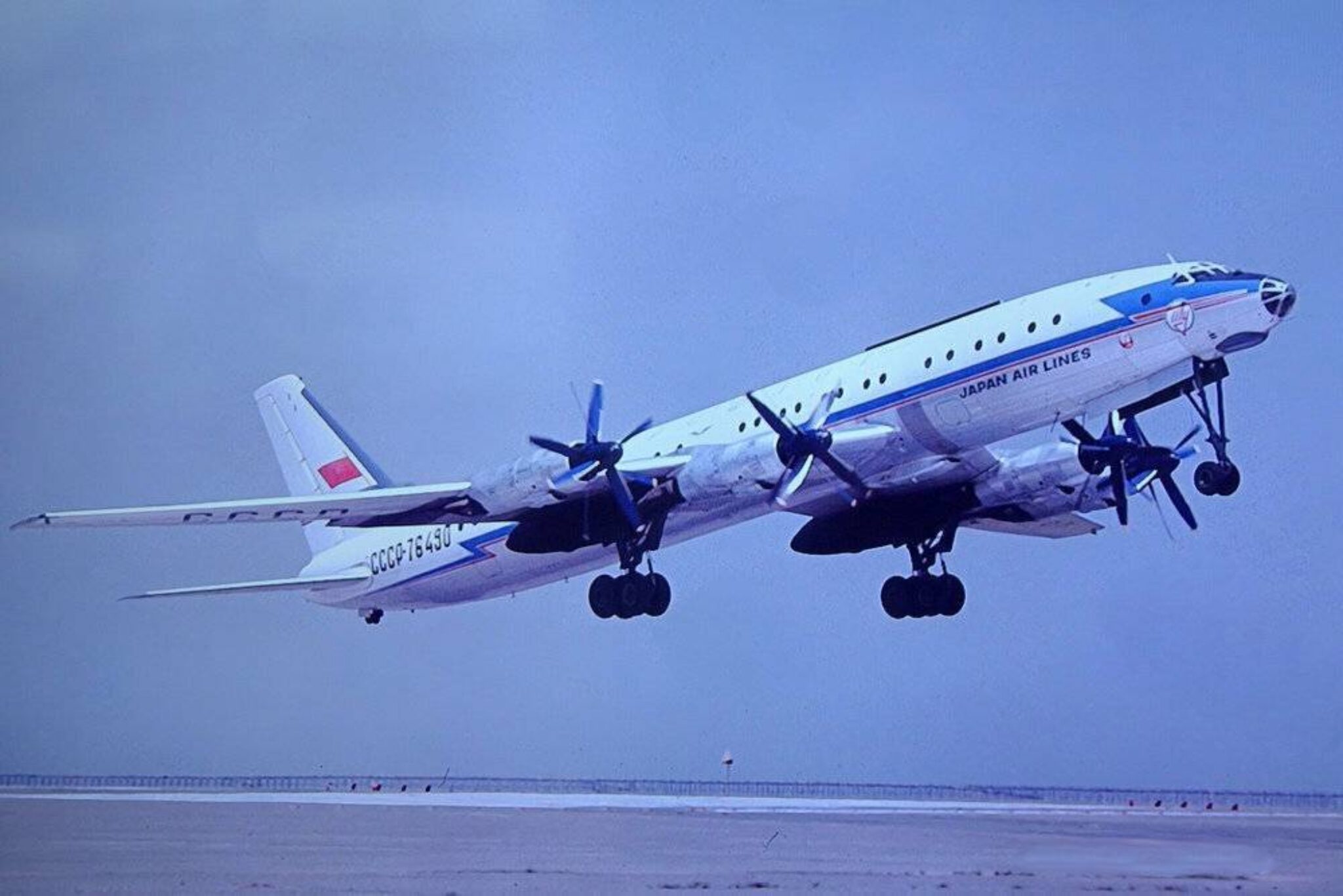 Juq 114. Ту-114 пассажирский самолёт. Ту 114 Japan Airlines. Ту114. Туполев ту-114.