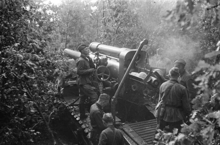 Расчет советской 203-мм гаубицы Б-4 ведет огонь на окраине Воронежа. Ствол гаубицы опущен для перезарядки орудия