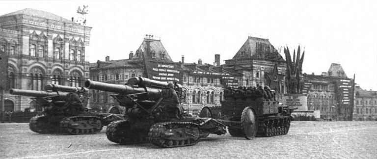 203-мм гаубицы Б-4, буксируемые тягачами «Коминтерн» по Красной Площади во время первомайского парада 1941 года. Гаубицы Б-4 входили в состав гаубичных артиллерийских полков большой мощности Резерва Главного Командования