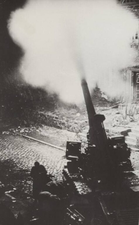 Советская 203-мм гаубица Б-4 ведет огонь в Берлине в ночное время