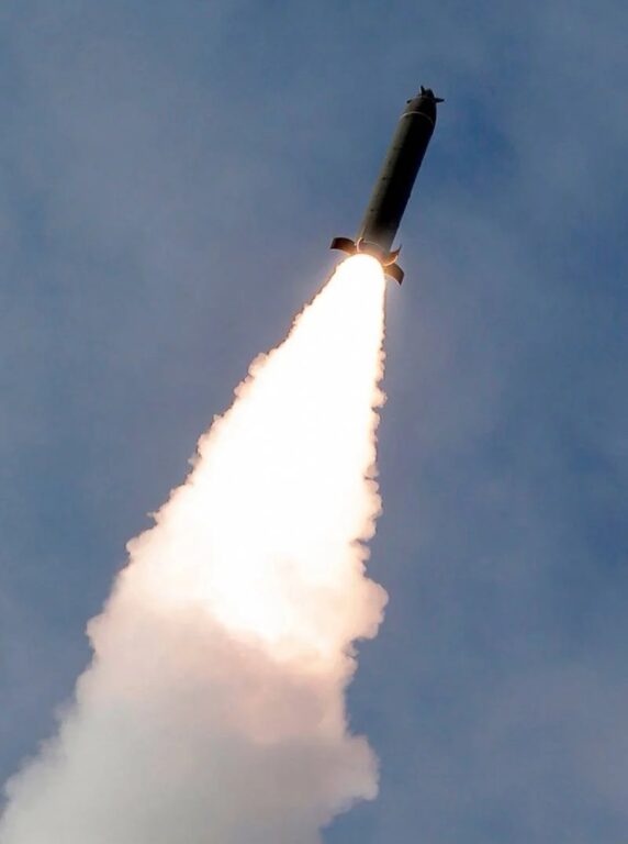 600-мм ракета в полете