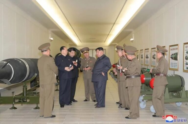 Ким Чен Ын осматривает разработки Института ядерного оружия и другие изделия. Слева - 600-мм ракета для KN-25, справа - боевые блоки "Хвасан-31"