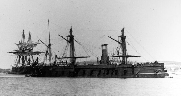 Броненосный фрегат «Драхе» на якоре в Поле, ок. 1866 года