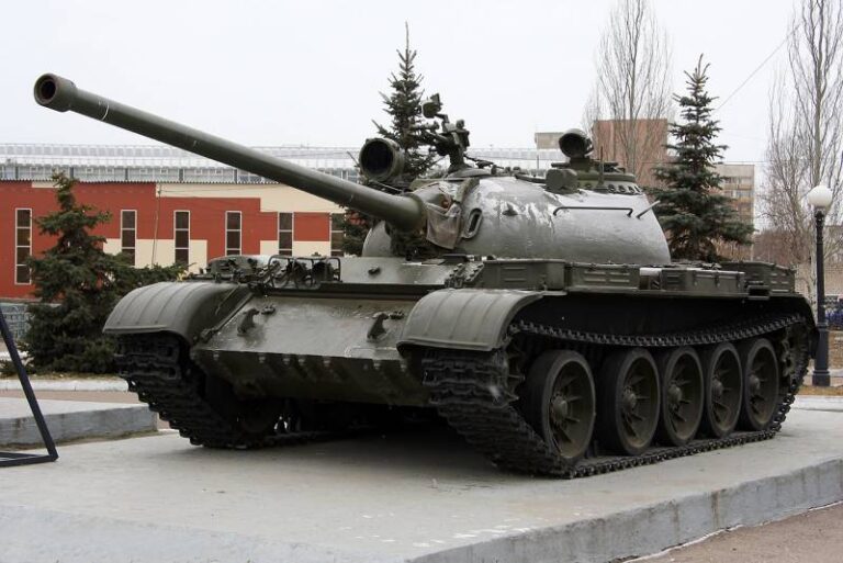 Танк Т-55 в качестве памятника. Фото Vitalykuzmin.net